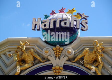 Logo über dem Eingang zum Harrah's Hotel & Casino, Las Vegas, Nevada, USA Stockfoto