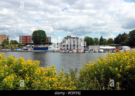 Riverside Apartments, Geschäfte und Restaurants in Kingston upon Thames, Surrey, England, Großbritannien Stockfoto