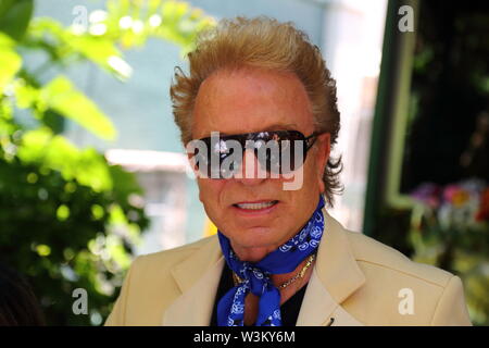 Magier Siedfried von Siegfried & Roy in ihren geheimen Garten angezeigte Delphine und große Katzen im Mirage in Las Vegas, Nevada, USA Stockfoto