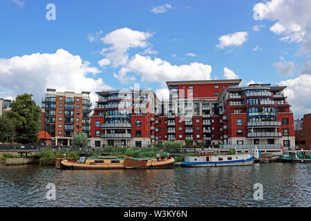 Riverside Apartments, Geschäfte und Restaurants in Kingston upon Thames, Surrey, England, Großbritannien Stockfoto