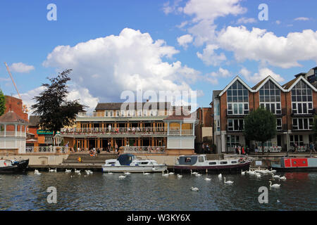 Riverside Apartments, Geschäfte und Restaurants in Kingston upon Thames, Surrey, England, Großbritannien Stockfoto