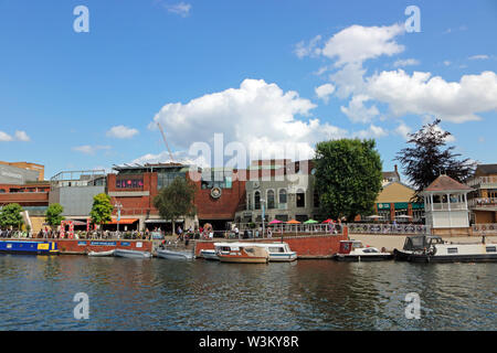 Riverside Apartments, Geschäfte und Restaurants in Kingston upon Thames, Surrey, England, Großbritannien Stockfoto