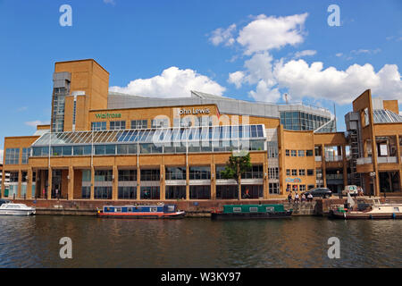 John Lewis und Waitrose riverside Kaufhaus, Supermarkt und Restaurant in Kingston upon Thames, Surrey, England, Großbritannien Stockfoto