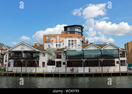 Riverside Apartments, Geschäfte und Restaurants in Kingston upon Thames, Surrey, England, Großbritannien Stockfoto