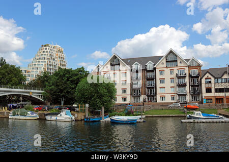 Riverside Apartments, Geschäfte und Restaurants in Kingston upon Thames, Surrey, England, Großbritannien Stockfoto