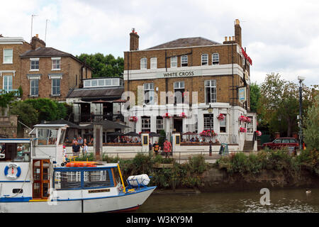 Das weiße Kreuz riverside Pub in Richmond upon Thames, London England Großbritannien Stockfoto