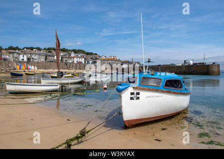Einem sonnigen Sommertag am Hafen in Fowey, Cornwall, England, Großbritannien Stockfoto