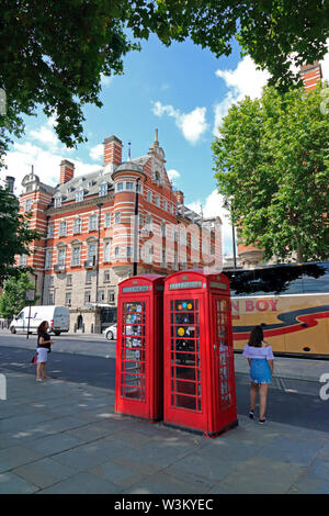 Die kultigen roten Telefonzellen auf der Victoria Embankment in London, England, UK. Stockfoto