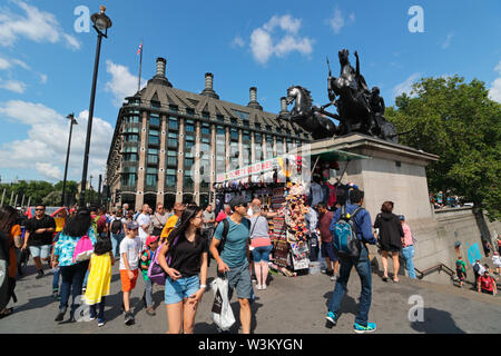 Touristen und Geschäftsreisende, die portcullis House Bürogebäude und Boadicea und Ihre Töchter Bronze Skulptur auf die Westminster Bridge, London, UK Stockfoto