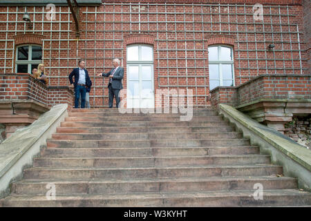 16 Juli 2019, Sachsen-Anhalt, Wittenmoor: Olaf Stehwien (li.), Geschäftsführer der Konditorei Stehwien und Carsten Wulfänger (r, CDU), Landrat des Landkreises Stendal, stand auf der Terrasse des Wittenmoor Mansion. Der Unternehmer plant, die teilweise Verlagerung von seinen Firmensitz von Tangermünde an der Immobilie in Wittenmoor. Der Landkreis Stendal unterstützt das Projekt mit Mitteln aus dem Pilotprojekt "Land (auf) Schwung" des Bundesministeriums für Ernährung und Landwirtschaft. Das Geld wird verwendet, um teilweise die Immobilie renovieren. Eine Art von "chocolate Schloss 'w Stockfoto