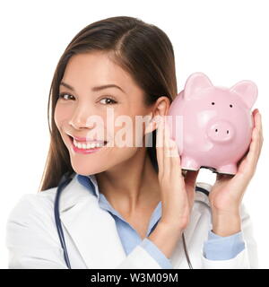 Healthcare Konzept - Arzt holding Sparschwein. Health Care Konzept. Medizinische Versicherung oder Ähnliches. Gerne Arzt Frau schütteln piggy Bank suchen lächelnd. Eine Krankenschwester oder der Arzt geld Konzept isoliert. Stockfoto