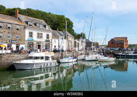 Einen sonnigen Sommertag am Hafen in Padstow, Cornwall, England, Großbritannien Stockfoto