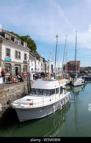 Einen sonnigen Sommertag am Hafen in Padstow, Cornwall, England, Großbritannien Stockfoto