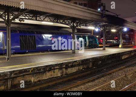 First Great Western Hochgeschwindigkeitszug mit den neueren Ersatz Hitachi Intercity Express-Züge warten von London Paddington station abzuweichen. Stockfoto