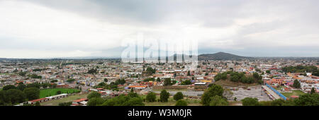 Panoramablick über Cholula, die magische Stadt (Pueblo Mágico) Schuß von "Nuestra Señora de los Remedios" Kirche. In der Nähe von Puebla, Mexiko. Jun 2019 Stockfoto