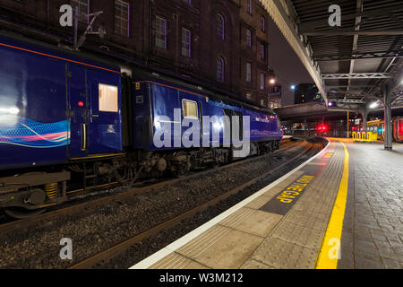 First Great Western Hochgeschwindigkeitszug (ICE 125) in London Paddington Station wartet in die dunkle Nacht abzuweichen. Stockfoto