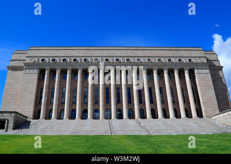Das Parlament in Helsinki, Finnland. Das Gebäude von Johan Sirene entworfen hat außen rot Kalvola Granit und umfasst 14 korinthischen Säulen. Stockfoto