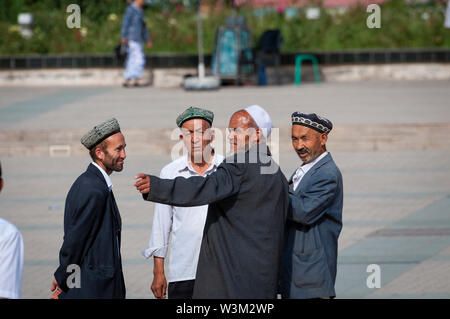 Kashgar, Xinjiang, China - August 14, 2012: Gruppe der Uigurischen Mann auf einem Platz in der Stadt Kashgar Xinjiang, China Stockfoto