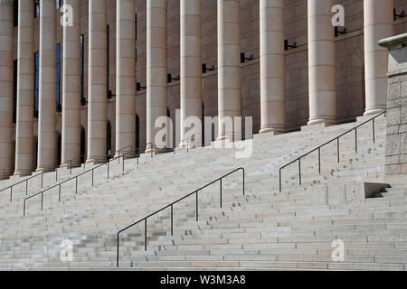 Das Parlament in Helsinki, Finnland. Detail der Fassade mit Treppen und Säulen. Stockfoto