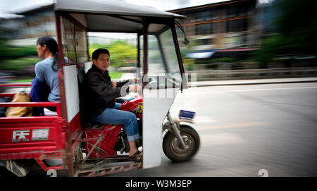 China Motorrad Taxi auf der Straße Stockfoto