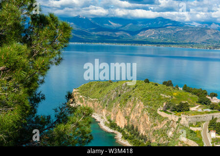 Landschaft mit Blick auf Nafplio von oben, Hafenstadt auf der Peloponnes in Griechenland, Hauptstadt der Region Argolis, touristische Reisen und Ferien destinat Stockfoto