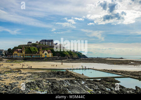 Plat Gousset Strand und die historische Altstadt von granville am Nachmittag, die Küste der Normandie, Frankreich. Stockfoto