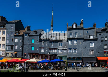 Honfleur downtown Vieux Bassin (alte Dock) Stadtbild, mittelalterlichen Gebäuden, Normandie, Frankreich. Stockfoto