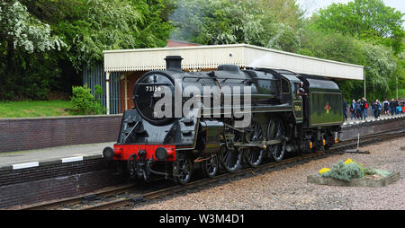 BR-Standard Klasse 5 73156 Dampfmaschine ziehen in die North Leicester Heritage Railway Station. Stockfoto