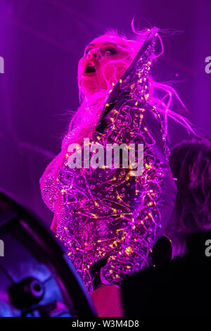 Locarno in der Schweiz. 15. Juli 2019. Die amerikanische Sängerin Schauspielerin CHRISTINA Aguilera führt live auf der Bühne auf der Piazza Grande am "Moon & Stars Festival 2019" während ihrer "X-Tour" Stockfoto