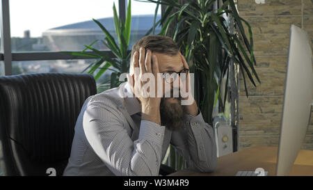 Belastende Situation. Bärtige business Mann in einem Büro durch ein Patt frustriert. Stockfoto