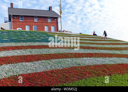 Die USA-Flagge ist einzigartig auf einem Hügel in Fairport Hafen, Ohio, USA angezeigt. Stockfoto