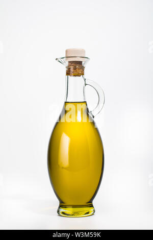 Hochwertiges Olivenöl Extra Vergine aus Jaen, Spanien, in einer dekorativen Flasche Stockfoto