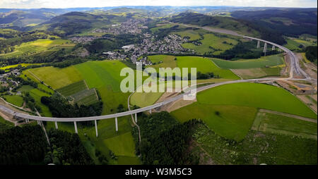 Luftaufnahme der höchsten Autobahnbrücke in Nordrhein-Westfalen und der Ausbau der Autobahn A44 mit den Brücken in Bestwig-Nuttlar mit Th Stockfoto