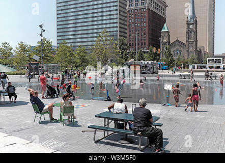 Öffentlicher Platz in der Innenstadt von Cleveland, Ohio ist ein Magnet an heißen Sommertagen, wo die Menschen in den öffentlichen Brunnen abkühlen können. Stockfoto