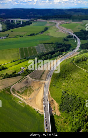 Luftaufnahme der höchsten Autobahnbrücke in Nordrhein-Westfalen und der Ausbau der Autobahn A44 mit den Brücken in Bestwig-Nuttlar mit Th Stockfoto