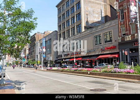 Euclid Avenue Straßenlandschaft in einem neu entwickelten Bereich der Innenstadt von Cleveland, Ohio im Sommer 2019. Stockfoto