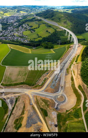 Luftaufnahme der höchsten Autobahnbrücke in Nordrhein-Westfalen und der Ausbau der Autobahn A44 mit den Brücken in Bestwig-Nuttlar mit Th Stockfoto