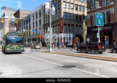 Euclid Avenue in der Nähe von East 4th Street in der Innenstadt von Cleveland, Ohio, USA während der Sommerzeit. Stockfoto