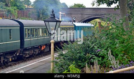 Diesel Zug von Toddington Bahnhof. Teil der Gloucestershire Warwickshire Railway. Heritage Railway. Stockfoto