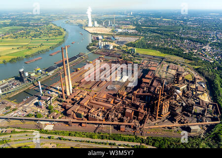 Luftbild der ThyssenKrupp Stahlwerk Schwelgern und Kokerei Schwelgern in Duisburg-marxloh am Rhein in Duisburg im Ruhrgebiet im federa Stockfoto
