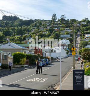 Dunedin, Otago, Neuseeland. Februar 2018. Baldwin St, heute die zweitsteilste Wohnstraße der Welt. Kredit: Jonathan Stockfoto