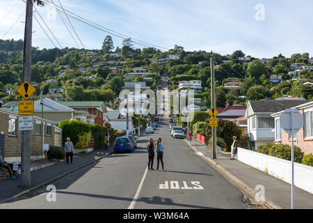 Dunedin, Otago, Neuseeland. Februar 2018. Touristen, die Fotos auf der Baldwin Street machen (die zweitsteilste Straße der Welt) Quelle: Jonathan Stockfoto