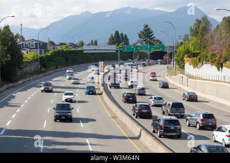 Fahren Sie in nördlicher Richtung Autobahn der Verkehr auf der Autobahn 1 in der Nähe von Vancouver, BC Kanada Burnaby kommend in Richtung Hastings Street und der Cassiar Tunnel Stockfoto