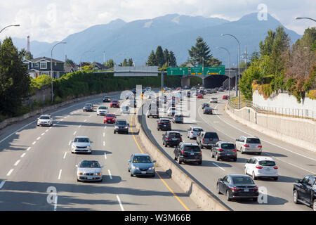 Fahren Sie in nördlicher Richtung Autobahn der Verkehr auf der Autobahn 1 in der Nähe von Vancouver, BC Kanada Burnaby kommend in Richtung Hastings Street und der Cassiar Tunnel Stockfoto