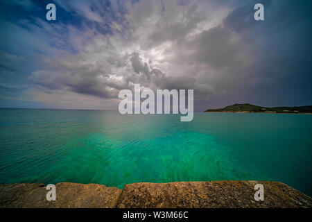 Stürmische dramatische Wolken über Alykes Bucht in Zakynthos Insel, Griechenland ansammeln Stockfoto