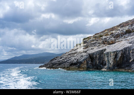 Küste Klippen in der Nähe von Blauen Grotten, wie aus einem touristischen Boot gesehen, Zakynthos Insel, Griechenland Stockfoto