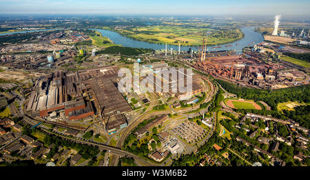 Luftbild der ThyssenKrupp Stahlwerk Schwelgern und Kokerei Schwelgern in Duisburg-marxloh am Rhein in Duisburg im Ruhrgebiet im federa Stockfoto
