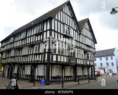 Street Scene, zeigt die historischen Fachwerkhäuser Natwest Gebäude in Evesham, Worcestershire, England, Großbritannien Stockfoto