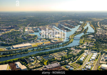 Luftaufnahme der Kohle Hafen im Duisburger Hafen Duisport AG-an-der-Ruhr mit der Mündung der Ruhr in den Rhein in der Übersicht und Details in Ruhrort in Du Stockfoto