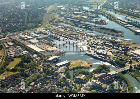 Luftaufnahme der Kohle Hafen am Duisburger Hafen Duisport AG-an-der-Ruhr mit Ruhr Mündung in den Rhein in der Übersicht und Details in Ruhrort in Duisbu Stockfoto